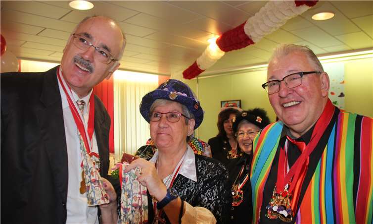 Die Obermöhn (Mitte) mit ihrer Beute: eine Krawattenhälfte von Hans-Josef Marx (l.), auch nicht besser davon gekommen ist Karl-Heinz Bernardy (rechts).