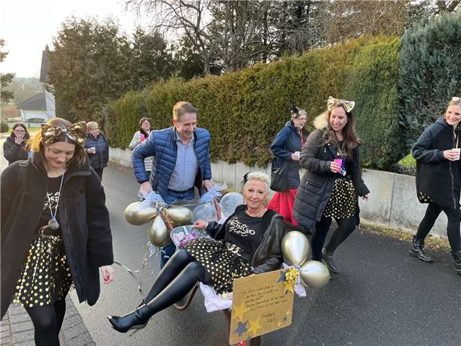 Die Obermöhne Ulla vom scharfen Eck ließ sich in der Schubkarre fahren.