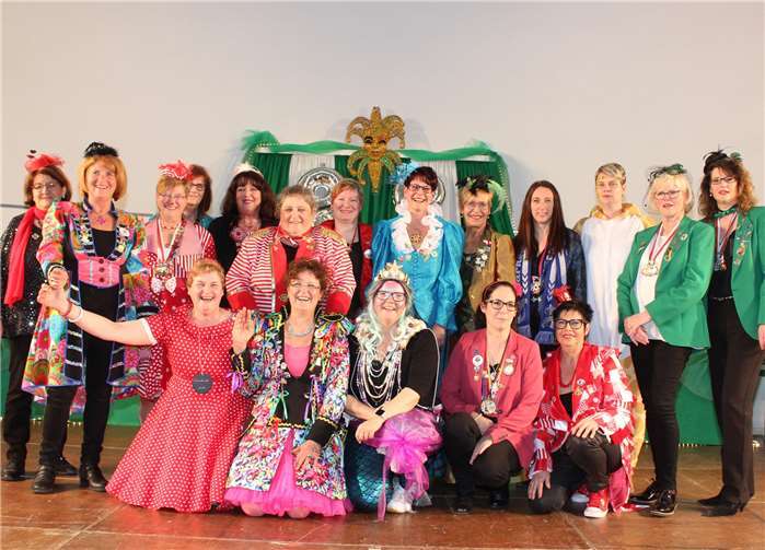 Die Obermöhnen und Vorsitzenden der Möhnengesellschaften des Brohltals beim Treffen in der Burgbrohler Kaiserhalle.Fotos: WK