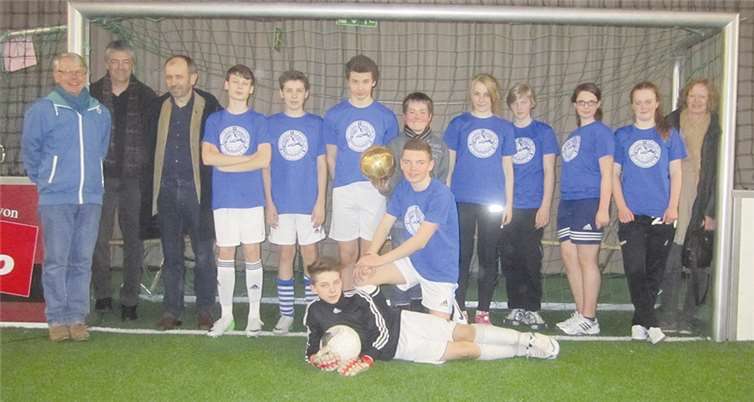 Die Oberwinterer Konfirmanden kickten auf Augenhöhe in Mönchengladbach mit.privat