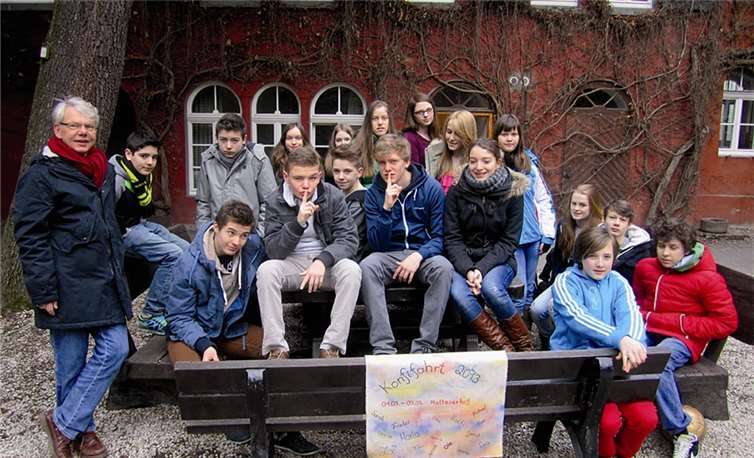 Die Oberwinterer Konfirmanden mit dem evangelischen Pfarrer Michael Schankweiler-Schell. privat