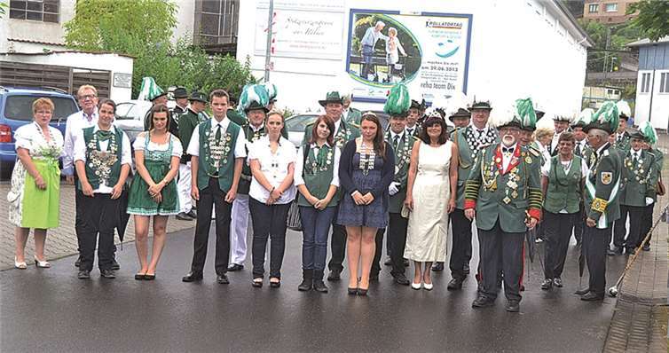 Die Oberwinterer Schützen mit den Bezirksmajestäten und den befreundeten Bruderschaften.