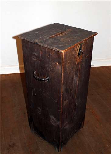 Die Oberwinterer Wahlurne aus den zwanziger Jahren wird im Alten Rathaus aufbewahrt.