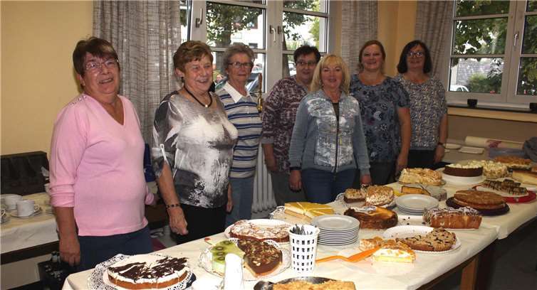 Die Oberzissener Möhnen servierten mitrund 30 Kuchen ein reichhaltiges Kuchenbüffet.Foto: WK