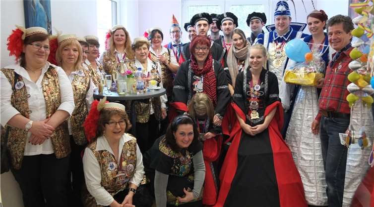 Die Oberzissener Möhnen und das Prinzenpaar besuchten die Praxis von Dr. Bernhard Müller (r.). privat