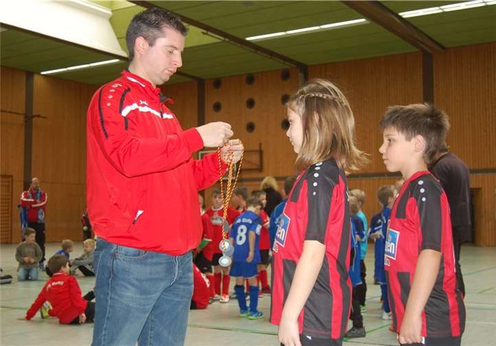 Die Objekte der Begierde: Marcus Reiter vom Ausrichter VfB Polch übergibt dem Nachwuchs die Medaillen.