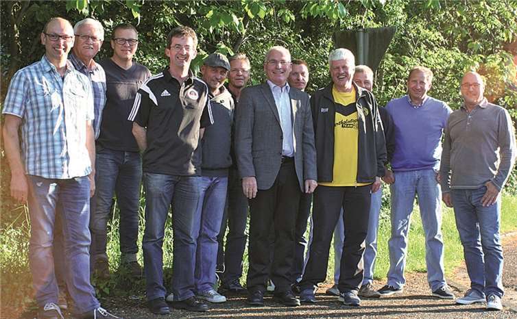 Die Obleute der teilnehmenden AH-Mannschaften mit Paul Radermacher von der Volksbank RheinAhrEifel eG (M.).privat