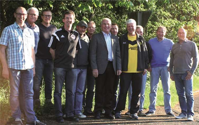Die Obleute der teilnehmenden Mannschaften mit Paul Radermacher von der Volksbank RheinAhrEifel.privat