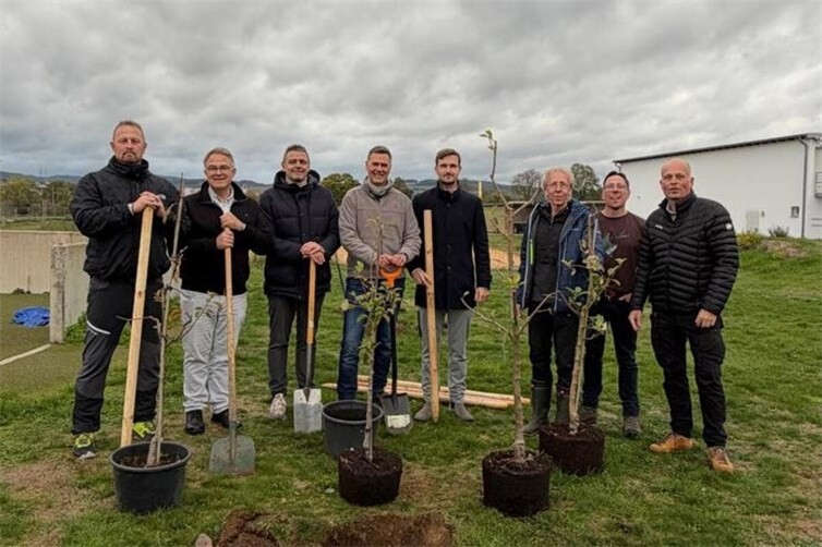 Die Obstbäume werden gepflanzt; im Bild v.l.n.r.: Milan Kriegel, Rainer Schmitz, Stefan Kneib, Thorsten Grünewald, Maximilian Rumpf, Gerd Rheinbay, Martin Busch, Christian Müller.