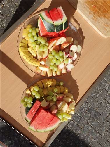 Die Obsttafel auf dem diesjährigen Sportfest wurde von den Kindern begeistert angenommen.  Foto: privat