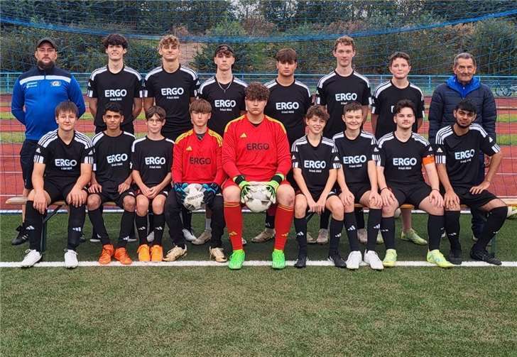 Die Ochtendunger B-Junioren kurz vor der Winterpause. Stehend v. l.: Tristan Grünewald (Trainer), Leon Alhorn, Marian Waldecker, Tim Bleser, Antonios Koutalas, Alexander Menz, Kai Bechtold, Siegfried Heumann (Co-Trainer); untere Reihe v. l: Mika Lipinski, Mustafa Al-Aqili, Nils Köllner, Jason Lee Bonsels, Felix Flöck, Noah Becker, Damian Heumann, Elvis Weiland, Ahyan Zahan; nicht auf dem Foto: Elias Steiert, Finn Lenarz, Julius Talic, Nico Schopp, Nuyan Kalin, Philipp Täubner, Mohammed Hussein, Levi Einig.  Foto: privat