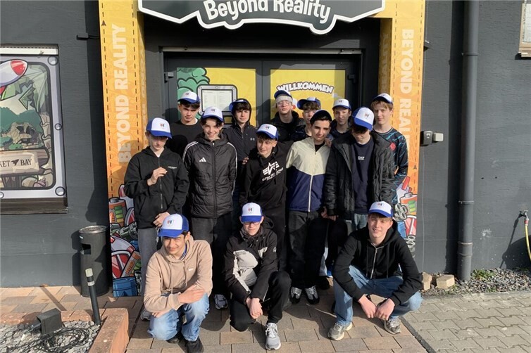 Die Ochtendunger C-Junioren vor der Mayener Kart-Arena.