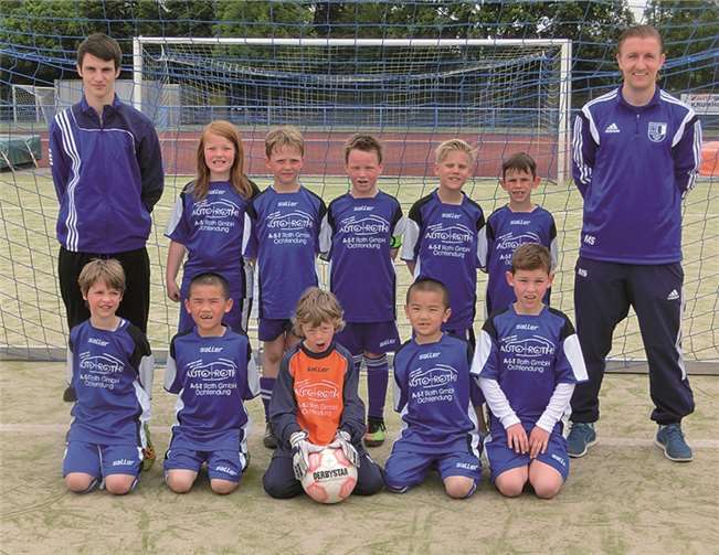 Die Ochtendunger F-Junioren haben mit ihrem Spiel gegen den FC Plaidt die Punkterunde 2014/2015 beendet. Nach einer Durststrecke in den vorangegangenen Spielen konnte das Team von Martin Schleich (r.) und Tobias Zilligen (l.) noch einmal mit einem Erfolg aufwarten.privat