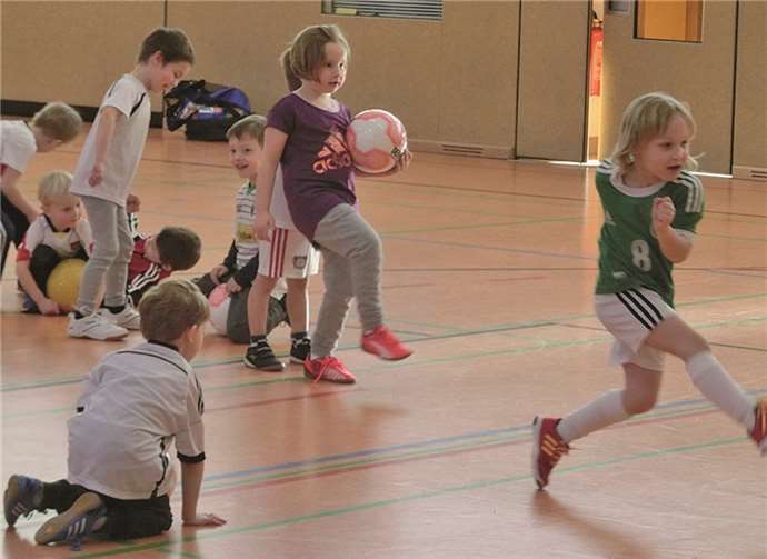 Die Ochtendunger Fußballzwerge bei ihrem wöchentlichen Hallentraining in der Wernerseckhalle.privat
