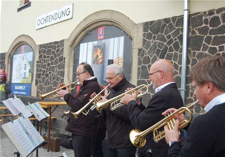 Die Ochtendunger Rentnerband, an diesem Tag insgesamt neun Mann stark, sorgte für die musikalische Unterhaltung.
