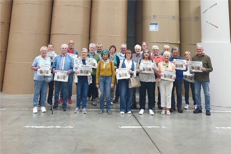 Die Ochtendunger Wandfreunde „ZickZack“ im Papierlager des Druckhauses.