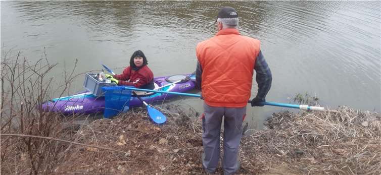 Die Odendorfer Kanutin Ilona Wehrmann unterstützte den HVV bei der außerplanmäßigen Reinigung des Weihers vom Wasser aus. Foto: privat
