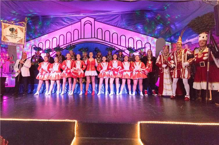 Die Oedinger Rheinhöhenfunken warenmitsamt Dreigestirn gekommen. Fotos: CEW