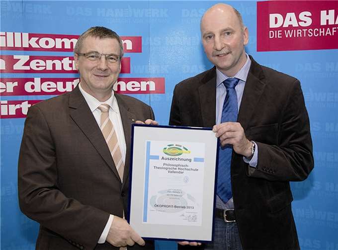 Die Ökoprofit-Auszeichnung überreichte Landrat Dr. Alexander Saftig dem Projektleiter Peter Stäblein.