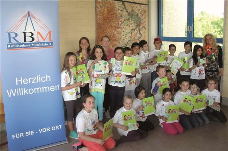 Die Ökotrophologin Ruth Kirchmann und die Prokuristin der Raiffeisenbank Mittelrhein, Nina Bernd, freuten sich bei der Abschlussveranstaltung mit den Kindern der Klasse 3d über die Ernährungsführerscheine.privat