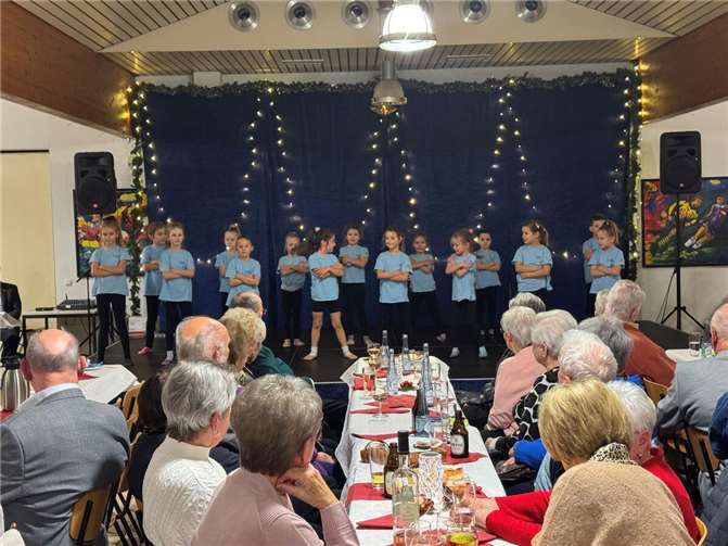 Senioren stimmten sich auf Weihnachten ein Die Örmser Dance-Minis erfreuten mit ihrem Tanz. Foto: Ortsgemeinde Urmitz/Norbert Bahl