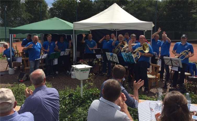 Die Örmser Musikanten verabschieden sich mit dem "Knödel-Lied". privat