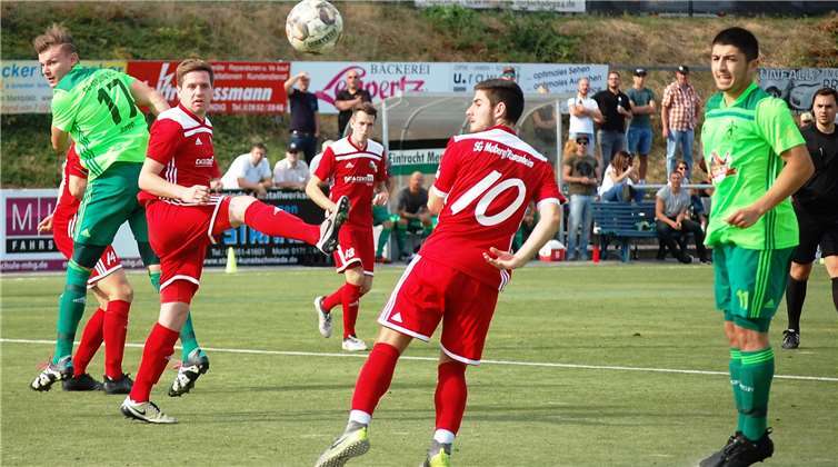 Die Offensivspieler der SG Eintracht Mendig/Bell (links Lars Bohm, rechts Mustafa Madanoglu) fanden gegen die Abwehr der Gäste (Zweiter von rechts Dennis Hombach) kein probates Mittel.SK
