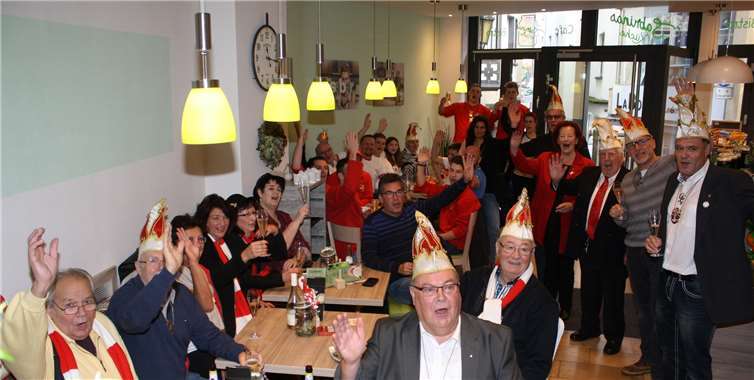 Die Offiziellen der CKG trafen sich am Elften im Elften zum Auftakt der neuen Karnevalssession in „Sabrinas Küche“.-TE-