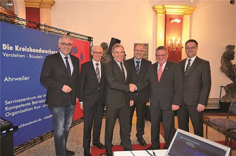 Die Offiziellen der Delegiertentagung. Juraschek