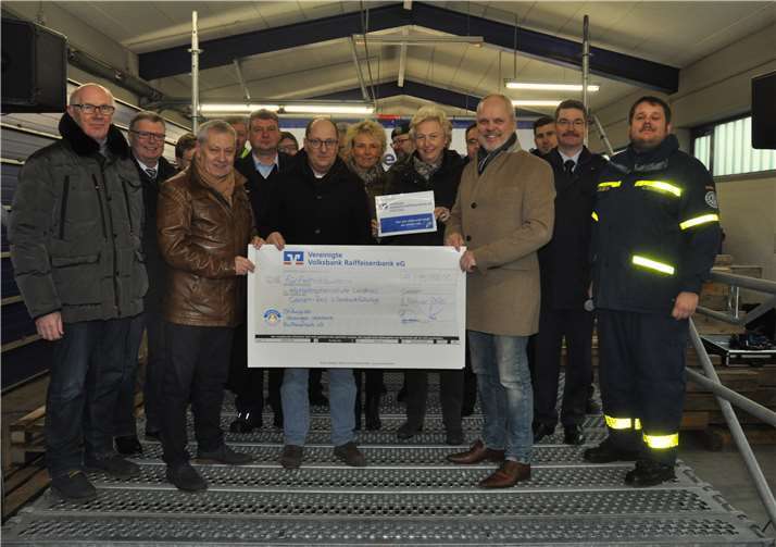 Die Offiziellen der VR-Stiftung überreichten einen Spendenscheck über 15.000 Euro.