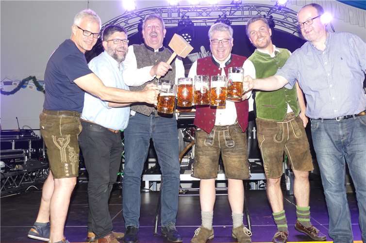 Die Offiziellen der Veranstaltung zeichneten mit den beiden Bürgermeistern für den Fassanstich verantwortlich. Fotos: TE