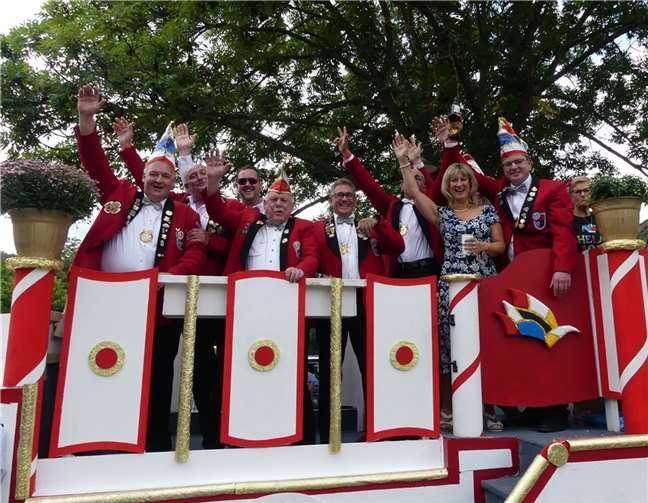 Bunter Narrenumzug und tolle Open-Air-Musik-Party Die Offiziellen des KV Spokus Treis grüßten mit ihren Ehrengästen vom rot-weißen Elferratswagen. Fotos: TE