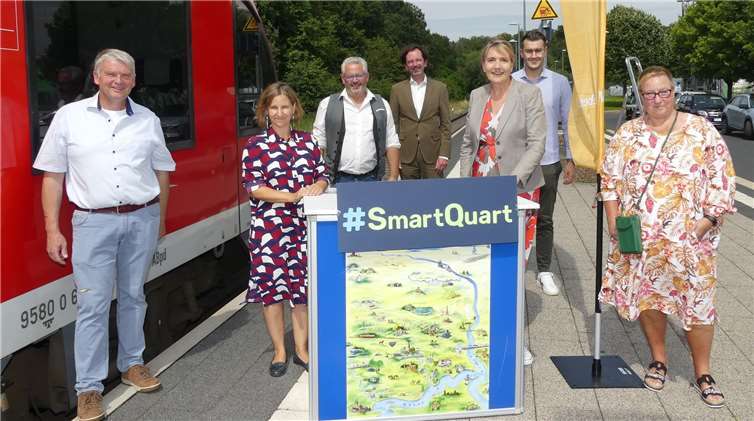 Die Offiziellen des Projektes „SmartQuart“ trafen sich am Kaisersescher Bahnhof, wo in absehbarer Zeit mit Wasserstoff betriebene Züge, hergestellt aus vor Ort erzeugtem regenerativem Strom, fahren sollen. Fotos: TE