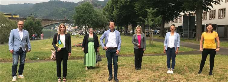 Die Offiziellen des Tourismus-Cluster der KV Cochem-Zell trafen sich nach ihrem Meeting in den Moselanlagen vor dem Kreishaus zu einem Foto. Foto: TE