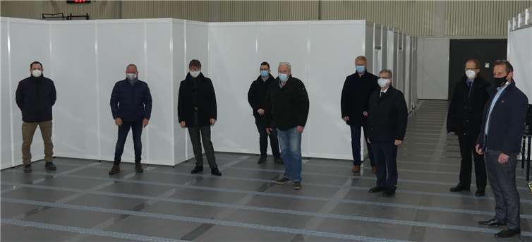 Die Offiziellen um Landrat Dr. Alexander Saftig und BM Maximilian Mumm erkundigten sich vor Ort. Fotos: TE