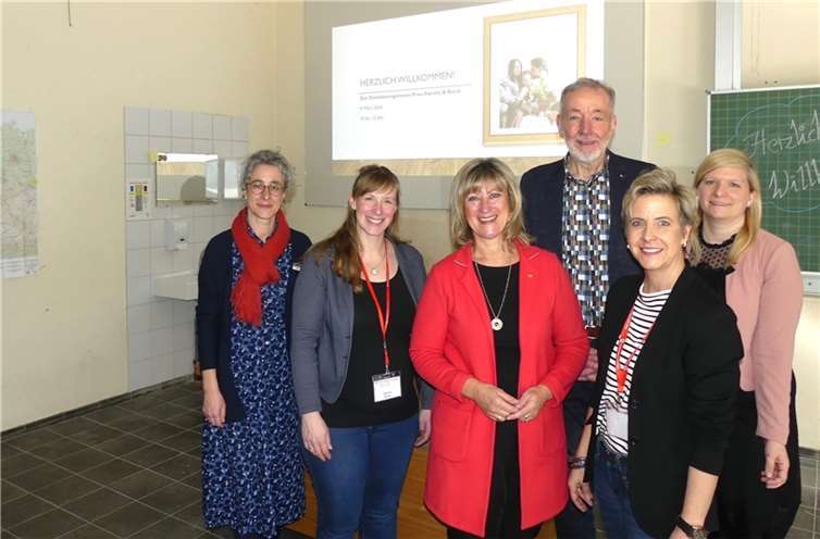 Die Offiziellen v.l.: Silke Jenkins (Jobcenter Cochem-Zell), Samira Dreis(AfA Koblenz-Mayen), Landrätin Anke Beilstein, Frank Schmidt (AfA Koblenz-Mayen),Nicola Svejkovsky (AfA Koblenz-Mayen) und Ramona Junglas (KV Cochem-Zell). Fotos: TE