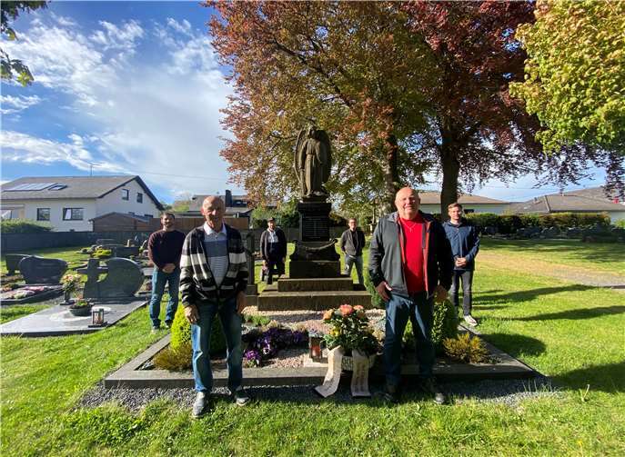 Die Offiziellen von Sportverein und Freizeitmannschaft legten am Ehrenmal der Kriegsopfer eine Blumenschale nieder.Foto: TE