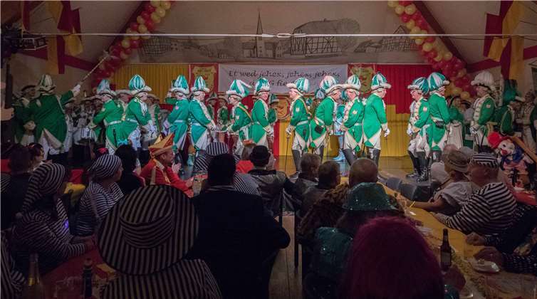 Die Offiziere präsentierten den traditionellen „Stippeföttchedanz“. Fotos: CEW