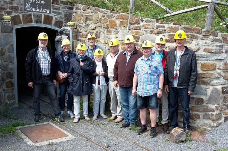 Die Offiziergemeinschaft Ahrtal vor dem Eingang zur Grube Bendisberg.Udo Lück