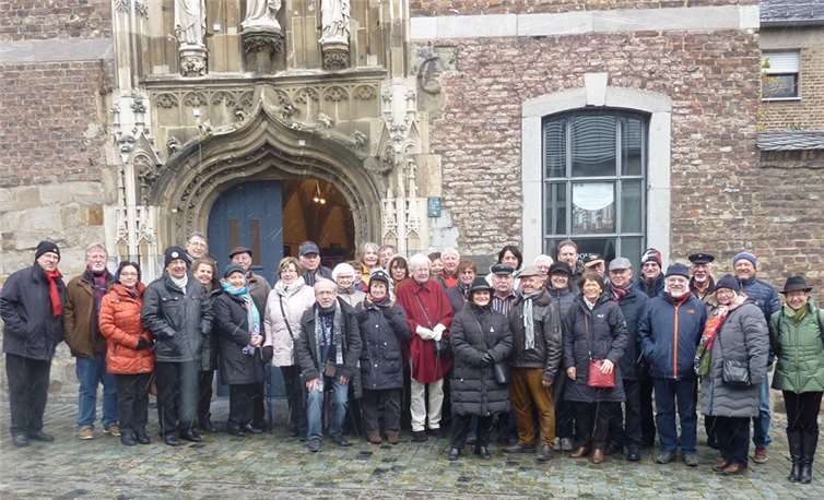 Die „Offiziersgemeinschaft ehemaliges Zentrum für Nachrichtenwesen“ vor der Aachener Domschatzkammer. privat