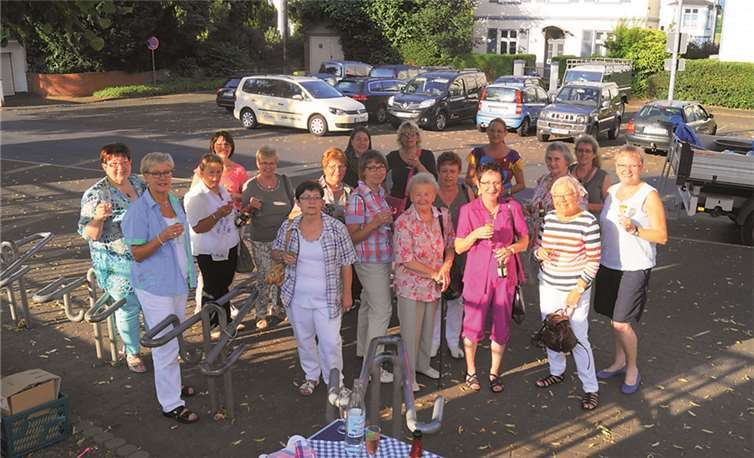 Die Ohlenberger Möhnen beim Sektempfang vor dem Linzer Bahnhof. privat