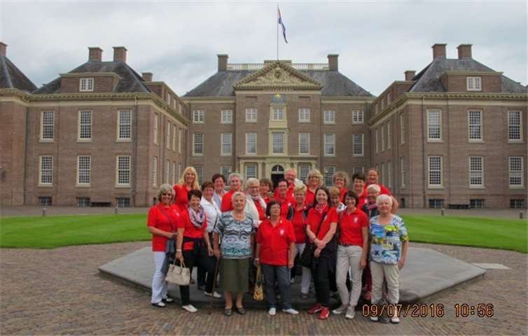 Die Ohlenberger Möhnen vor dem Schloss Het Loo.privat