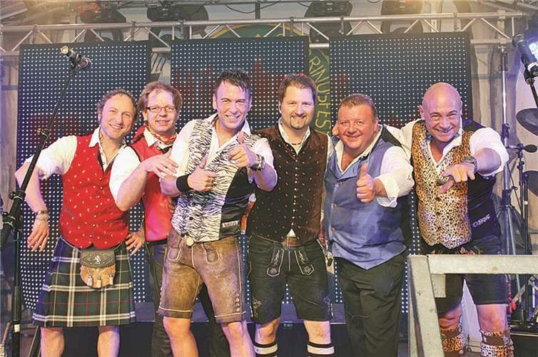 Die Oktoberfest-Band „Münchner Zwietracht“ wird für Wiesn-Stimmung im Mai sorgen.