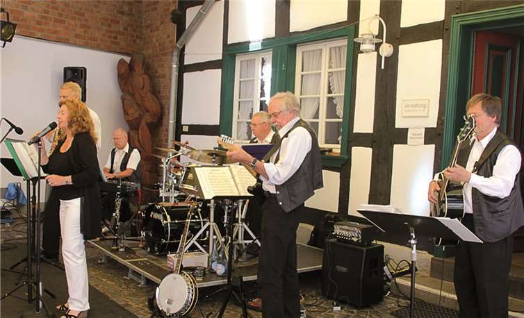 Die Oldie GmbH gehört in der Reihe „Kultur im Hof“ dazu. Die Band ist ebenfalls das zehnte Mal zu Gast im Himmeroder Hof.Stein