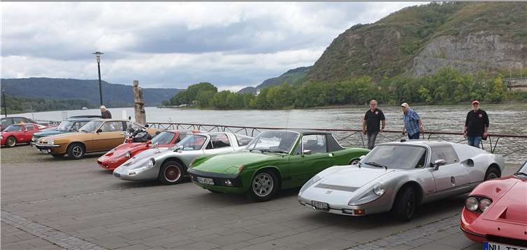 Die Oldtimer-Freunde trafen sich in Andernach. Am Rhein durften sich die Fahrzeuge aufstellen und konnten besichtigt werden. Fotos: privat