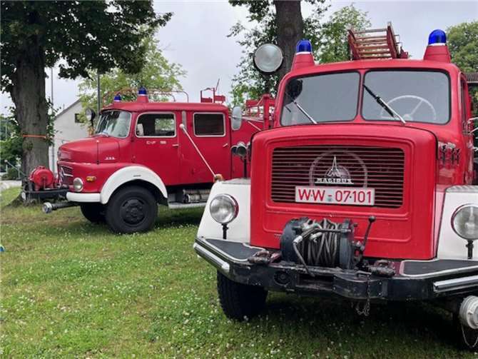 Veteranentag und 40-jähriges Jubiläum gefeiert Die Oldtimer der Feuerwehr wurden bestaunt.