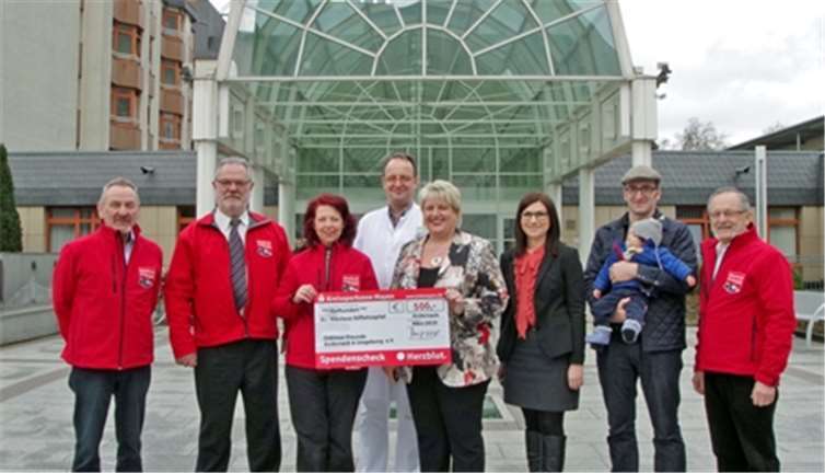 Die „Oldtimerfreunde Andernach und Umgebung e.V.“ spendeten 500 Euro an die Palliativstation des St. Nikolaus-Stiftshospitals (v. l.); Friedel Winterberg, Josef Dünchel, Regina Dünchel, Dr. Thomas Dyong, Cornelia Kaltenborn, Patrycja Kielkowski, Daniel Stein mit dem jüngsten Vereinsmitglied Max, Rudolf Böttcher. privat