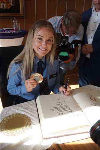 Die Olympia-Bronzemedaillengewinnerin beim Eintrag ins Goldene Buch der Stadt Neuwied.