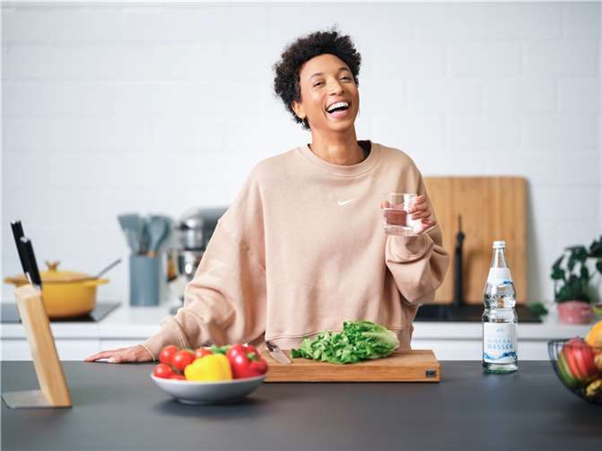 Die Olympiasiegerin und deutsche Mineralwasserbotschafterin Malaika Mihambo betont, wie wichtig ein ausgeglichener Flüssigkeitshaushalt für Höchstleistungen ist. Foto: Verband Deutscher Mineralbrunnen