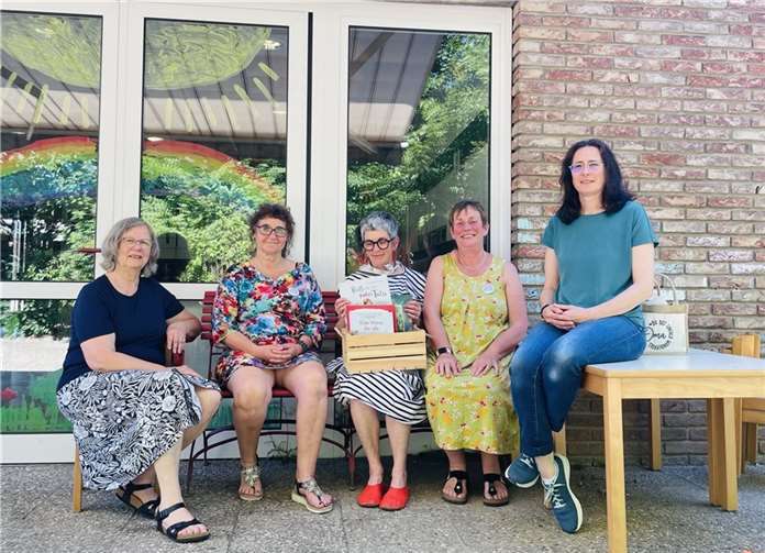 Die Omas gegen Rechts mit einer Bücherkiste.  Quelle: Omas gegen Rechts